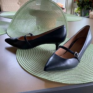 Mary Janes black leather pumps.